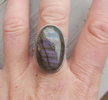 Zilveren ring met ovale cabochon Labradoriet en bewerkte kop 19